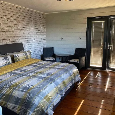 Paulton - Sleeps 2 - Petfriendly - Hottub - Garden Holiday home *