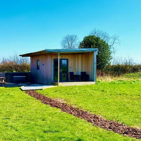 Paulton - Sleeps 2 - Petfriendly - Hottub - Garden Holiday home Bristol