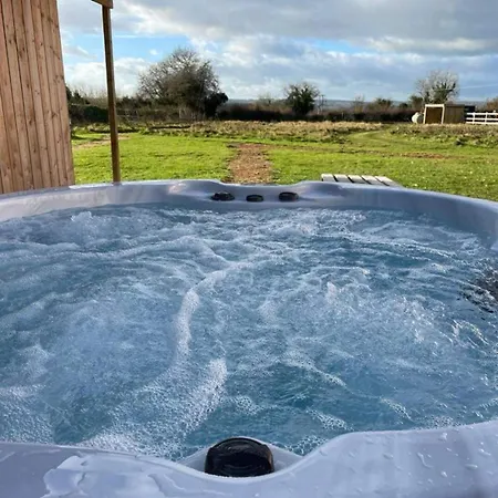 Paulton - Sleeps 2 - Petfriendly - Hottub - Garden Holiday home
