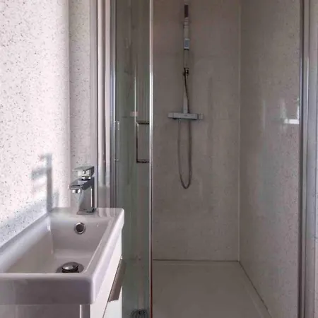 Paulton - Sleeps 2 - Petfriendly - Hottub - Garden Holiday home Bristol