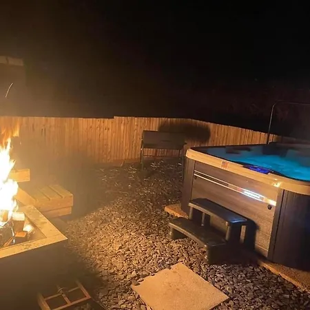 Paulton - Sleeps 2 - Petfriendly - Hottub - Garden Holiday home