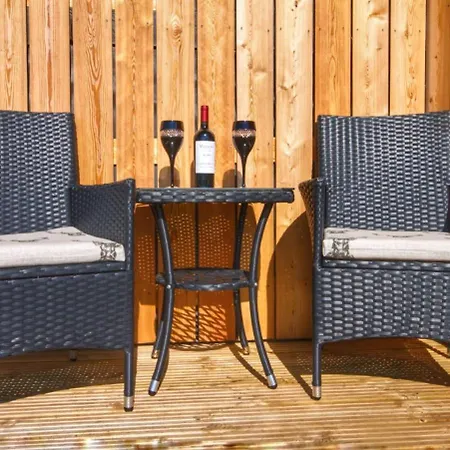 Paulton - Sleeps 2 - Petfriendly - Hottub - Garden Holiday home Bristol