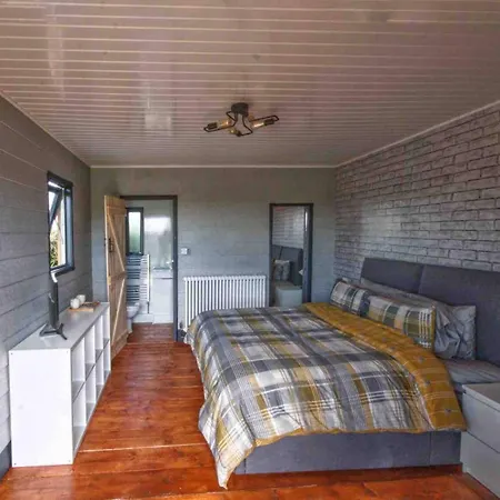 Paulton - Sleeps 2 - Petfriendly - Hottub - Garden