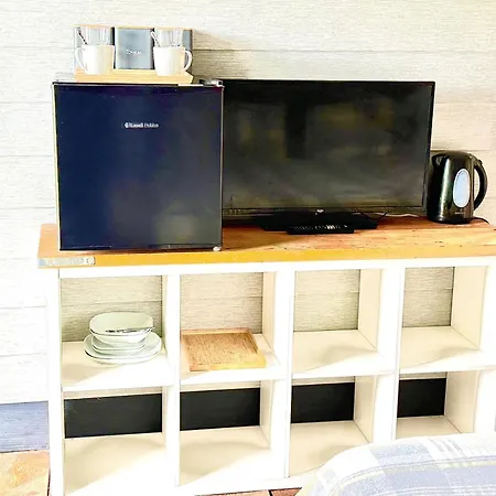 Paulton - Sleeps 2 - Petfriendly - Hottub - Garden Holiday home Bristol