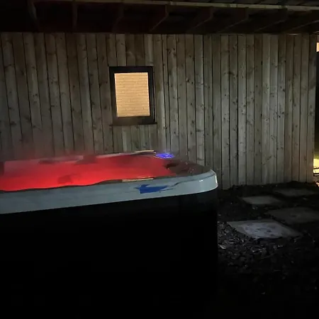 Paulton - Sleeps 2 - Petfriendly - Hottub - Garden Бристоль