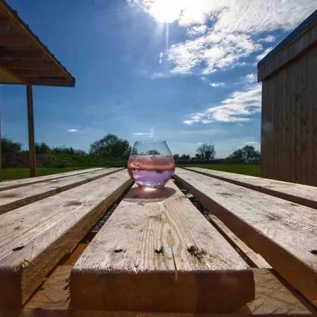 Paulton - Sleeps 2 - Petfriendly - Hottub - Garden Бристоль